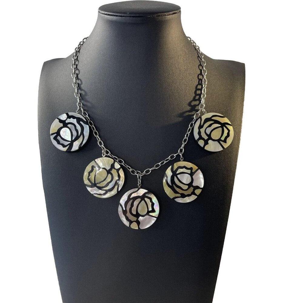 Chunky Mother Of Pearl & Black Plastic‎ Floral Circle Pendant Collar Necklace